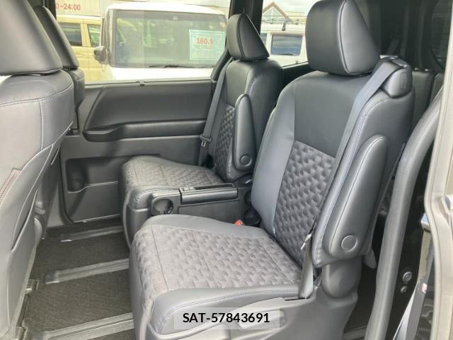 Toyota VOXY 2023-04 8878099-7