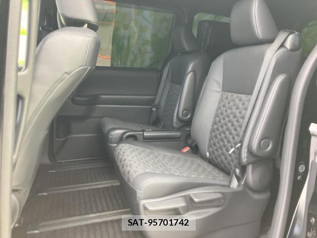 Toyota VOXY 2023-10 8878243-7