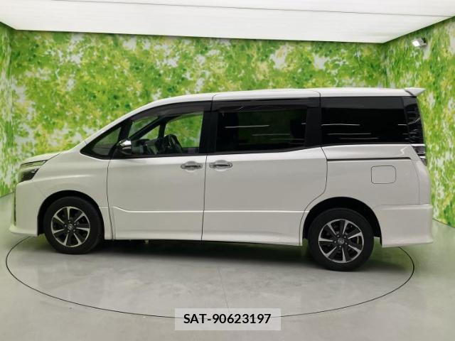 Toyota VOXY 2019-03 8878277-1