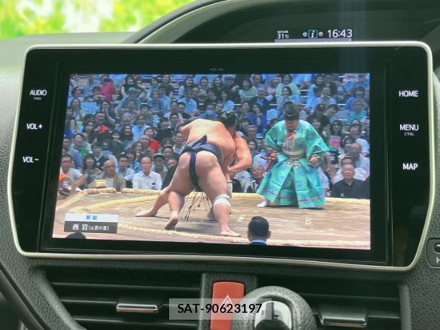 Toyota VOXY 2019-03 8878277-11