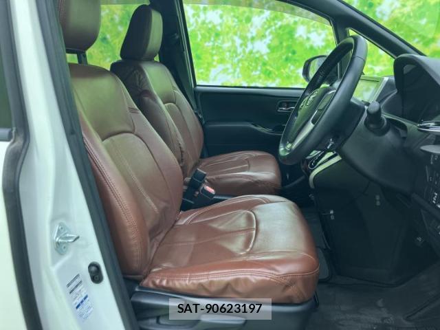 Toyota VOXY 2019-03 8878277-3