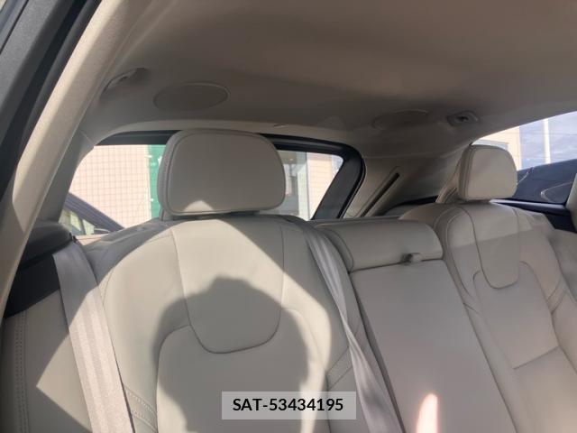 Volvo XC60 2022-03 8877085-9