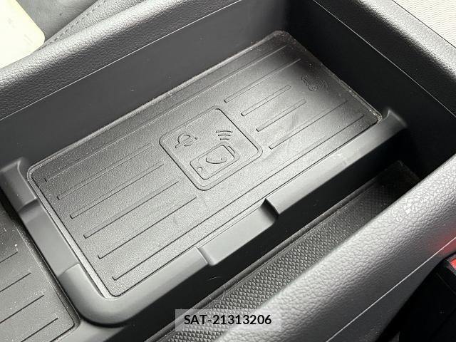 Audi A4 2022-06 8128974-6
