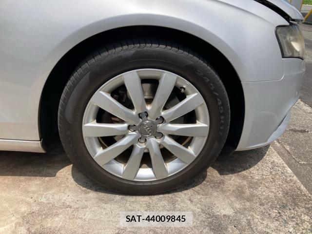 Audi A4 2011-06 8740565-4