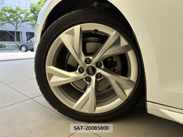 Audi A4 2021-09 8128983-17