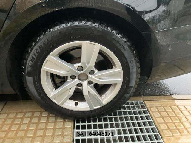Audi A4 2018-01 8740572-11
