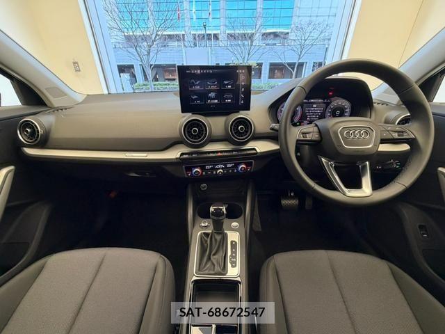 Audi Q2 2025-10 6009578-9