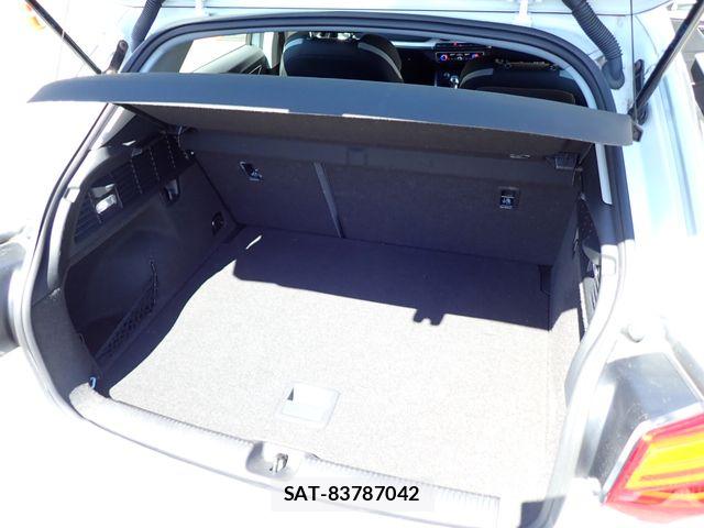Audi Q2 2017-12 7356886-23