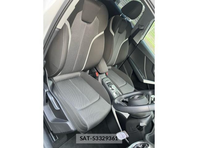 Audi Q2 2019-10 7720957-10