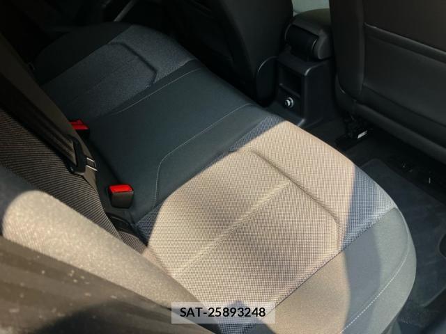 Audi Q2 2017-11 8206388-9