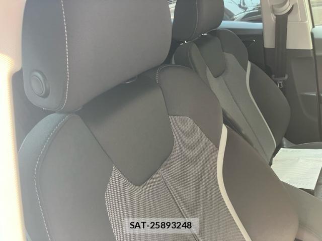 Audi Q2 2017-11 8206388-12