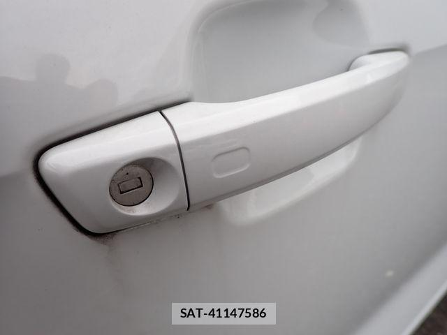 Audi Q2 2018-03 8740619-7