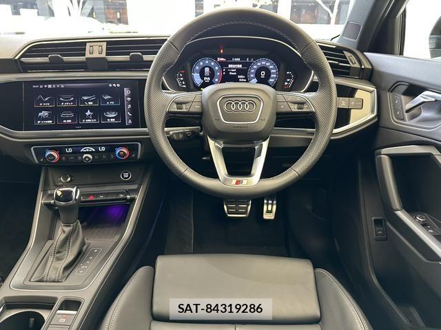 Audi Q3 2025-10 7720970-11