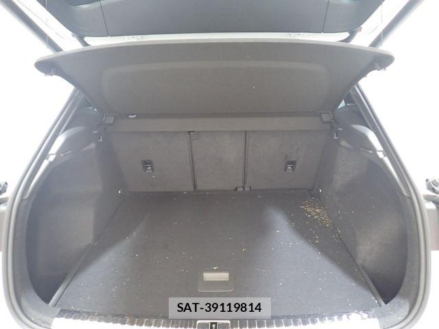 Audi Q3 2023-06 8157983-26