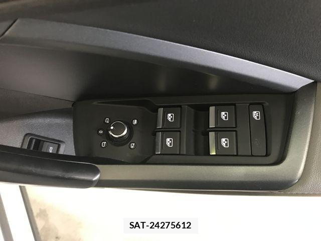 Audi Q3 2021-06 3420318-23