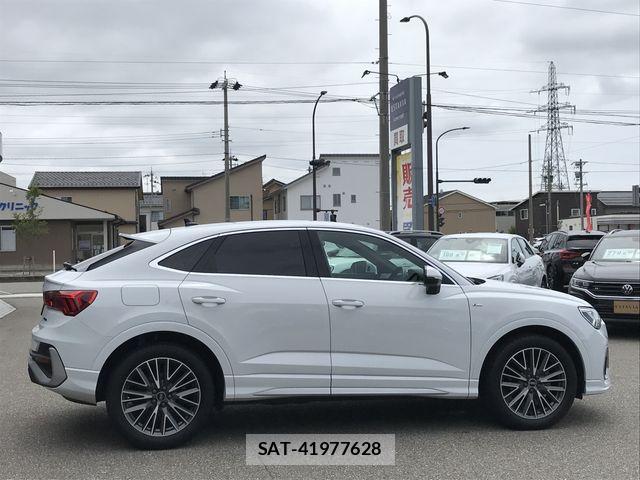 Audi Q3 2021-05 7720974-5