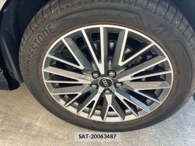 Audi Q3 2021-08 8098070-5