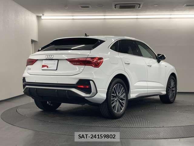 Audi Q3 2022-08 8313156-1