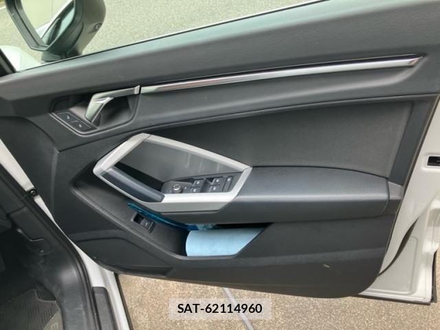 Audi Q3 2021-10 8740630-9