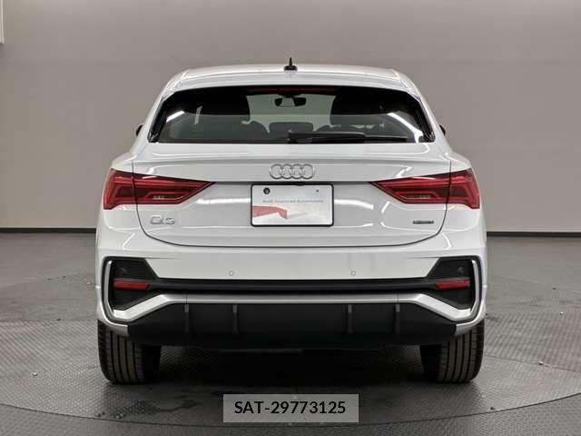 Audi Q3 2021-05 8740627-3