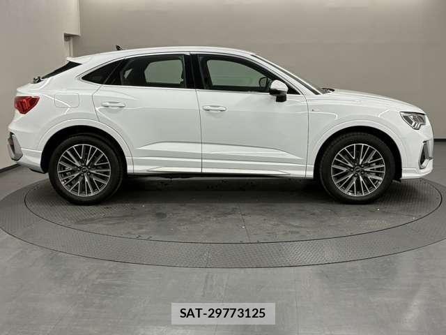 Audi Q3 2021-05 8740627-5
