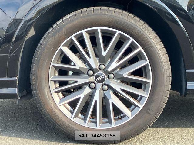 Audi Q3 2021-08 8827914-9