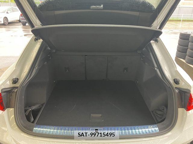Audi Q3 2023-10 8848278-13