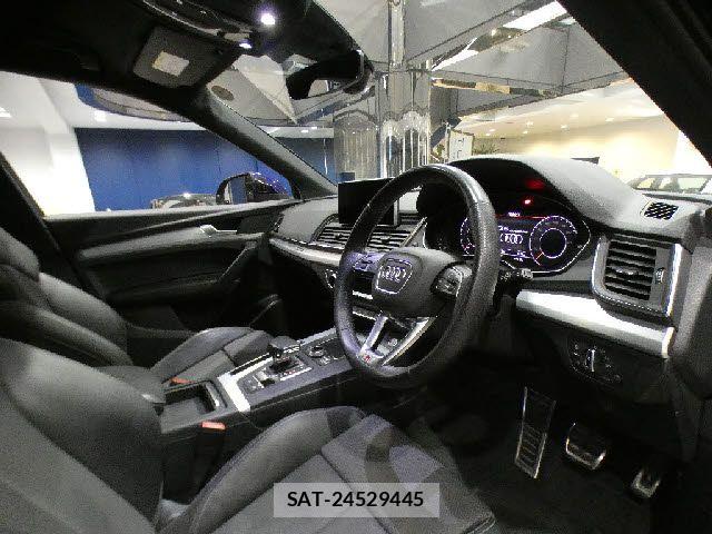 Audi Q5 2018-06 7453024-10