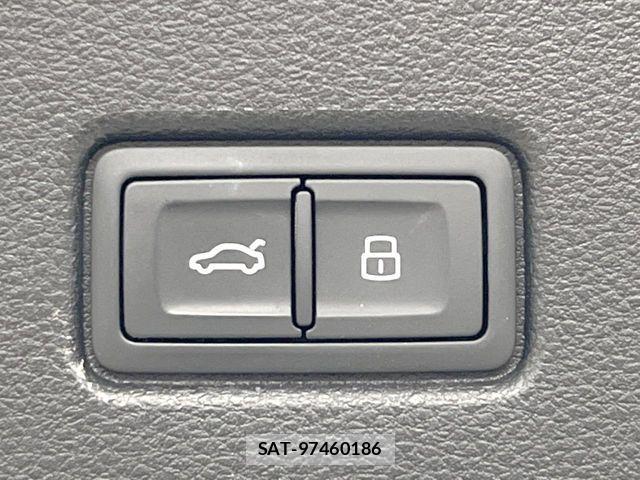 Audi Q5 2021-10 6670359-8
