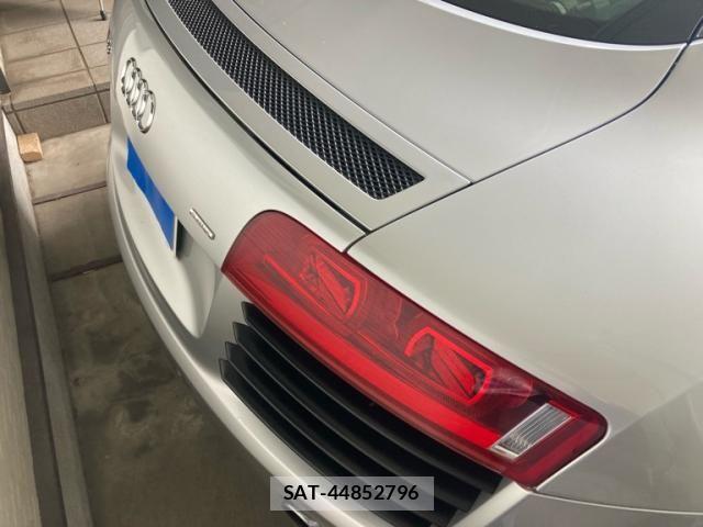 Audi R8 2009-02 7215052-4