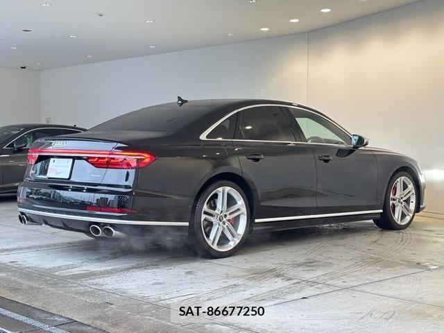 Audi S8 2021-06 7721032-2