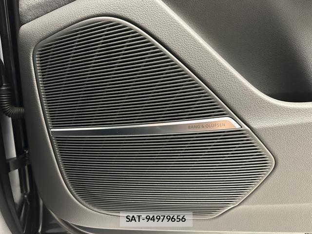 Audi Q8 2023-10 7875378-8