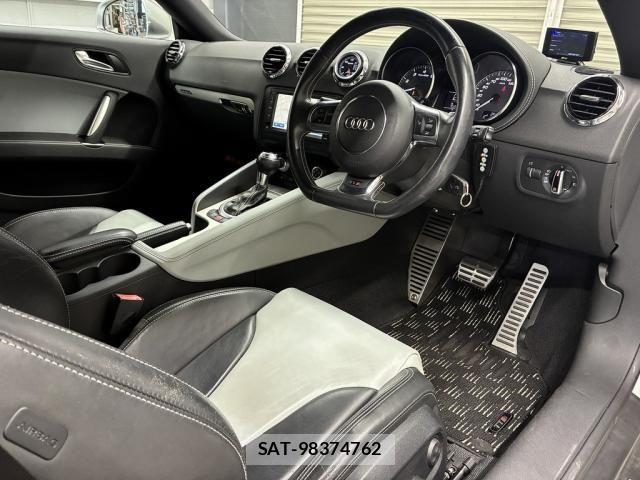 Audi TTS 2011-10 6610655-13