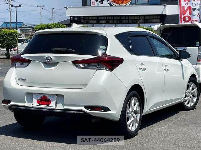 Toyota AURIS 2015-10 6902389-2