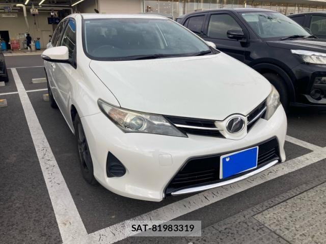 Toyota AURIS 2012-08 7215132-1