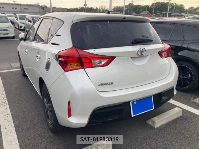 Toyota AURIS 2012-08 7215132-3
