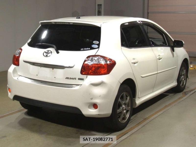 Toyota AURIS 2010-03 7550584-1