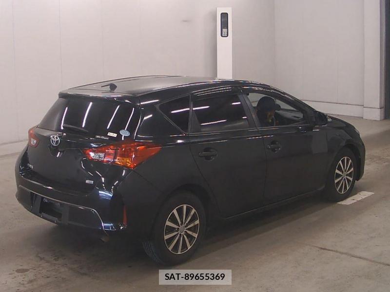 Toyota AURIS 2013-07 7686378-1