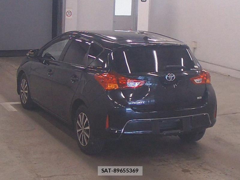 Toyota AURIS 2013-07 7686378-2