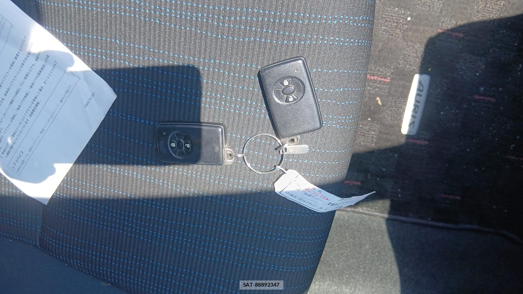 Toyota AURIS 2009-09 7496371-17