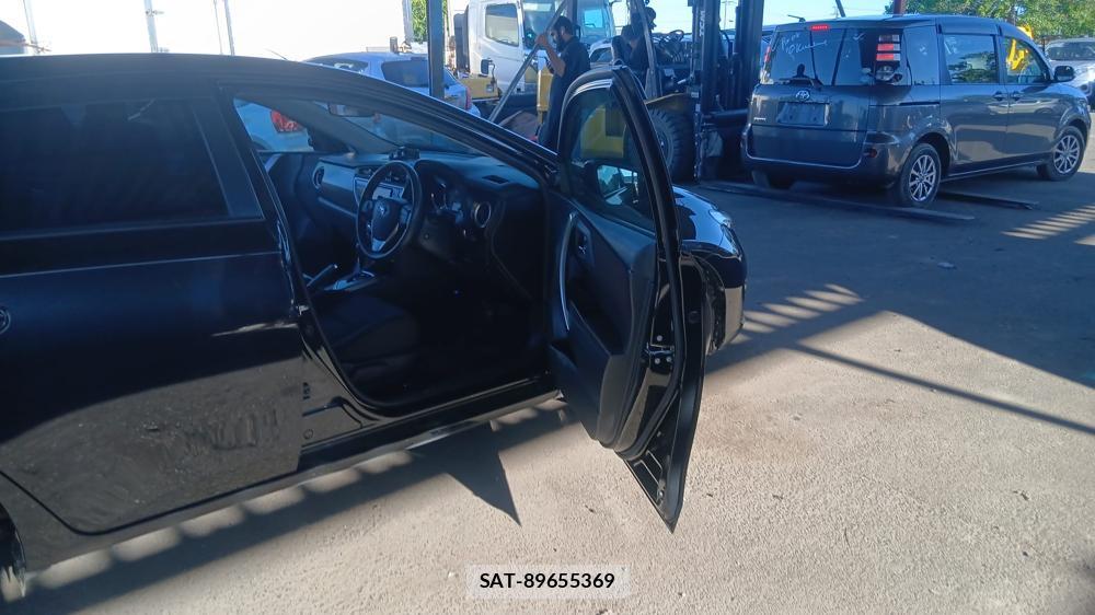 Toyota AURIS 2013-07 7686378-11