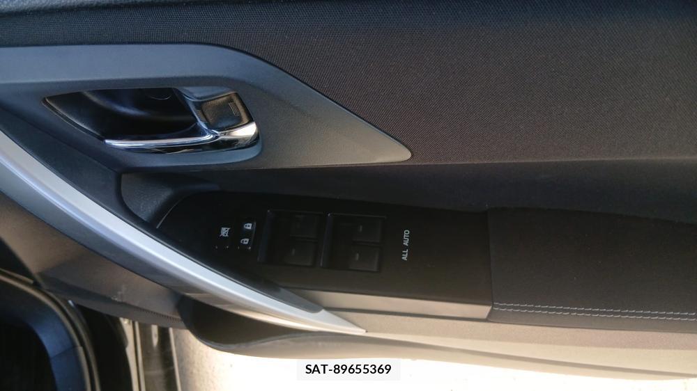 Toyota AURIS 2013-07 7686378-17