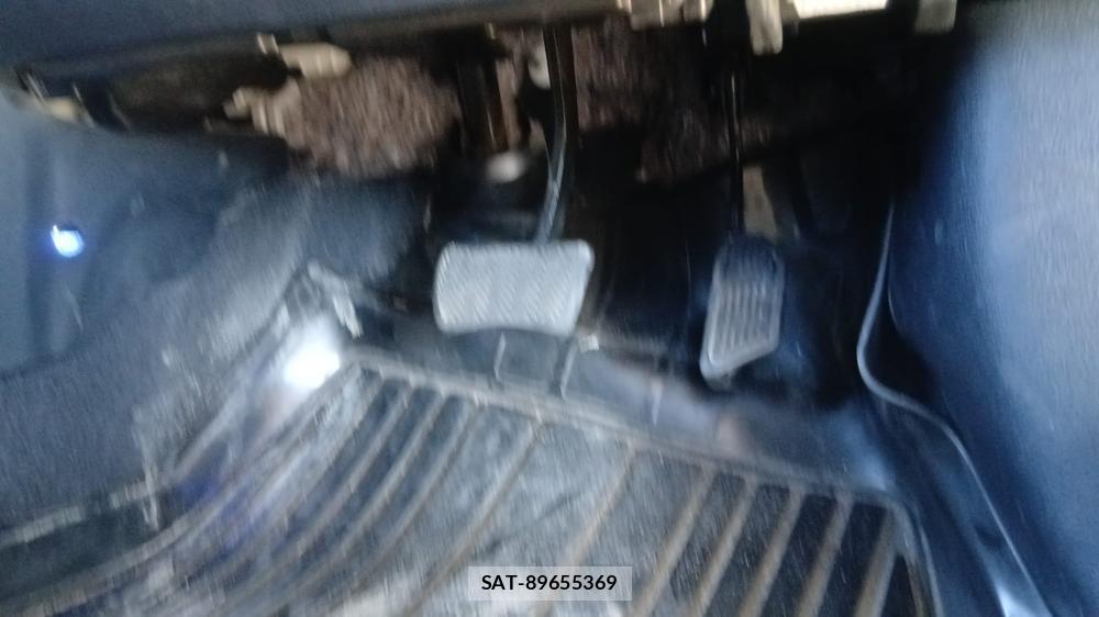 Toyota AURIS 2013-07 7686378-19