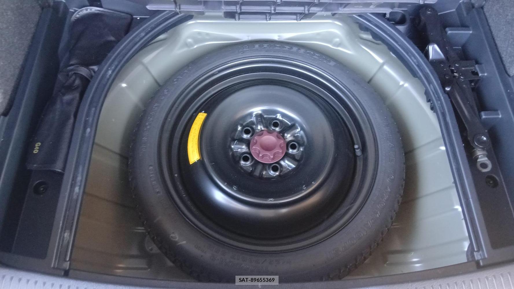 Toyota AURIS 2013-07 7686378-24