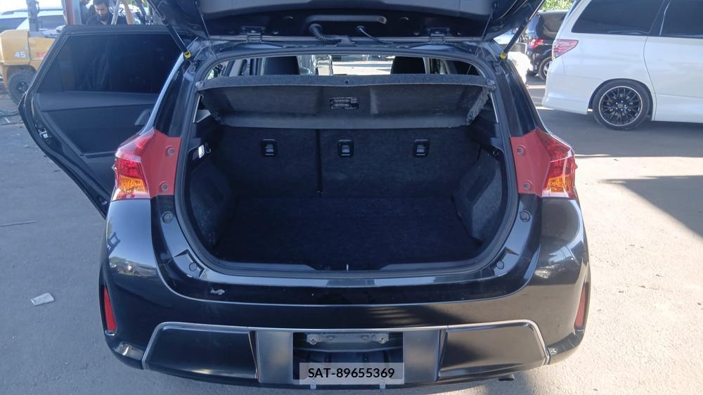 Toyota AURIS 2013-07 7686378-25