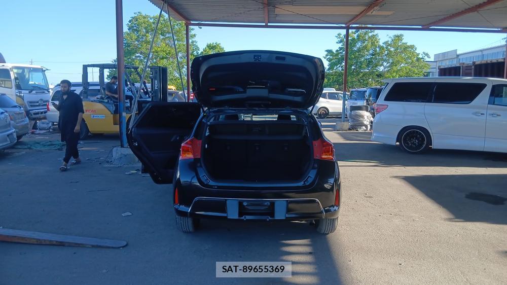 Toyota AURIS 2013-07 7686378-26