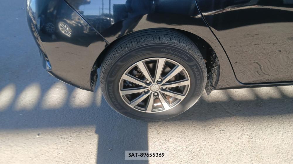Toyota AURIS 2013-07 7686378-27