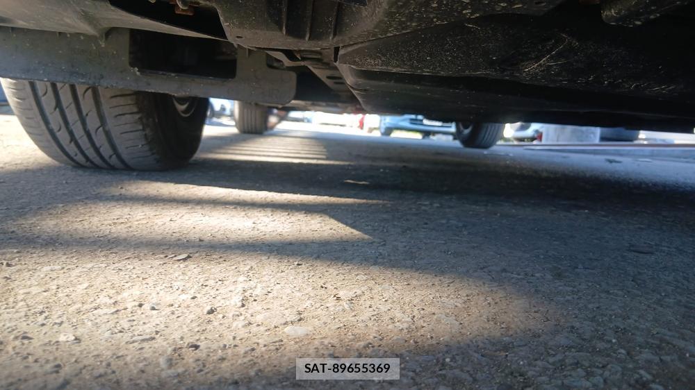 Toyota AURIS 2013-07 7686378-35