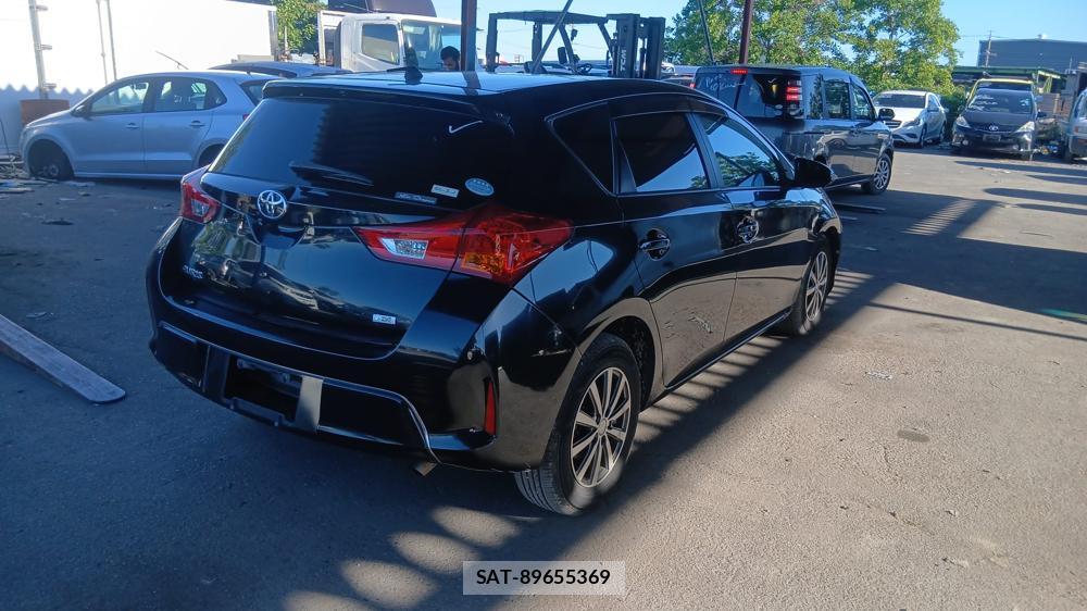 Toyota AURIS 2013-07 7686378-4