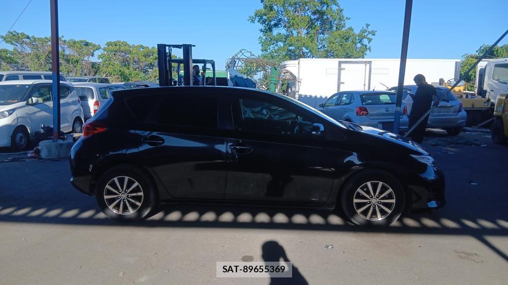 Toyota AURIS 2013-07 7686378-5